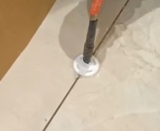 周至瓷砖空鼓维修公司专业解答瓷砖在铺贴过程中，如果没有涂抹均匀到位的粘结材料（如水泥砂浆或瓷砖胶），可能会导致以下问题
