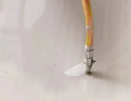 周至瓷砖空鼓维修公司专业解答在瓷砖铺贴过程中，如果使用的砂料过粗（如全部使用了粗砂），可能会导致以下问题