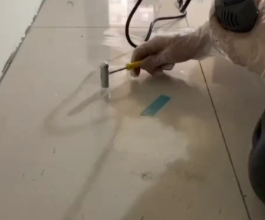 周至瓷砖开裂维修公司专业分享瓷砖在铺贴前如果没有沥干水分，将会导致以下问题