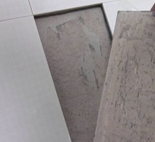 周至瓷砖空鼓维修公司分享瓷砖铺贴时如果打浆（即涂抹在瓷砖背面和基层上的砂浆或瓷砖胶）过少，会带来以下问题